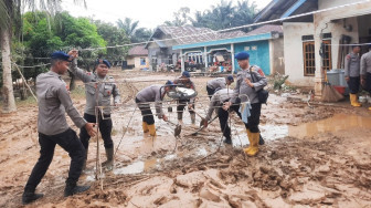 Satbrimob Polda Jambi Sigap Bantu Warga Terdampak Banjir di Sarolangun